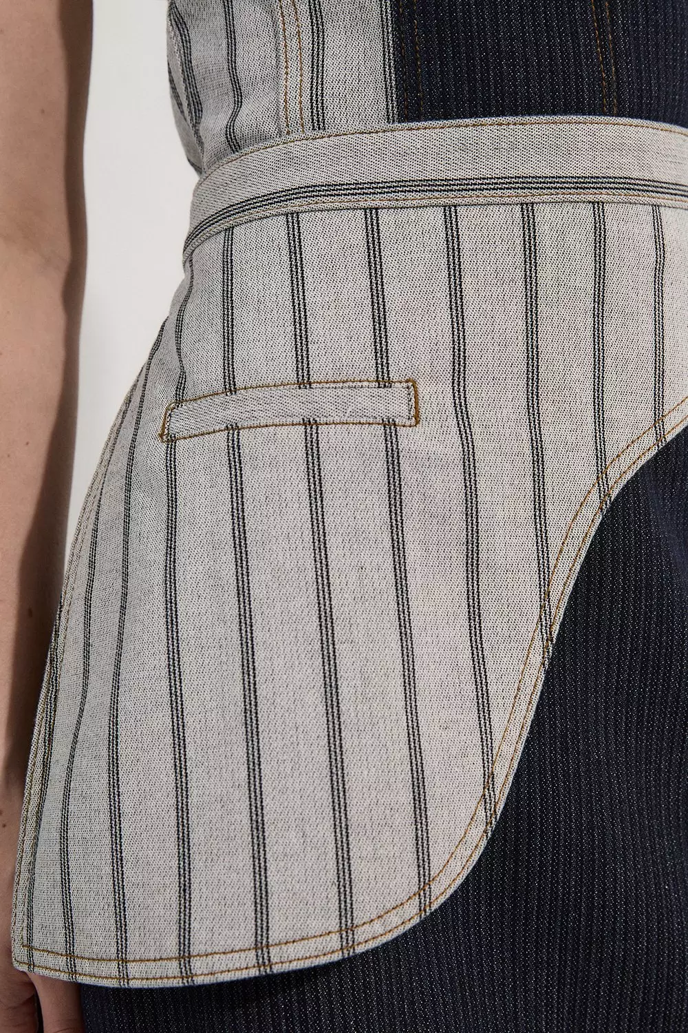 KAREN MILLEN ストライプデニムベルト ディテールバンドゥミディ Stripe Denim Belt Detail Bandeau Midi Dress | Karen Millen